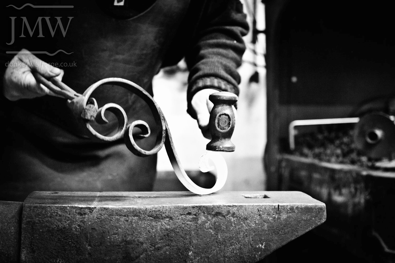 working-blacksmith-iron-decorative-scroll-hammer-anvil