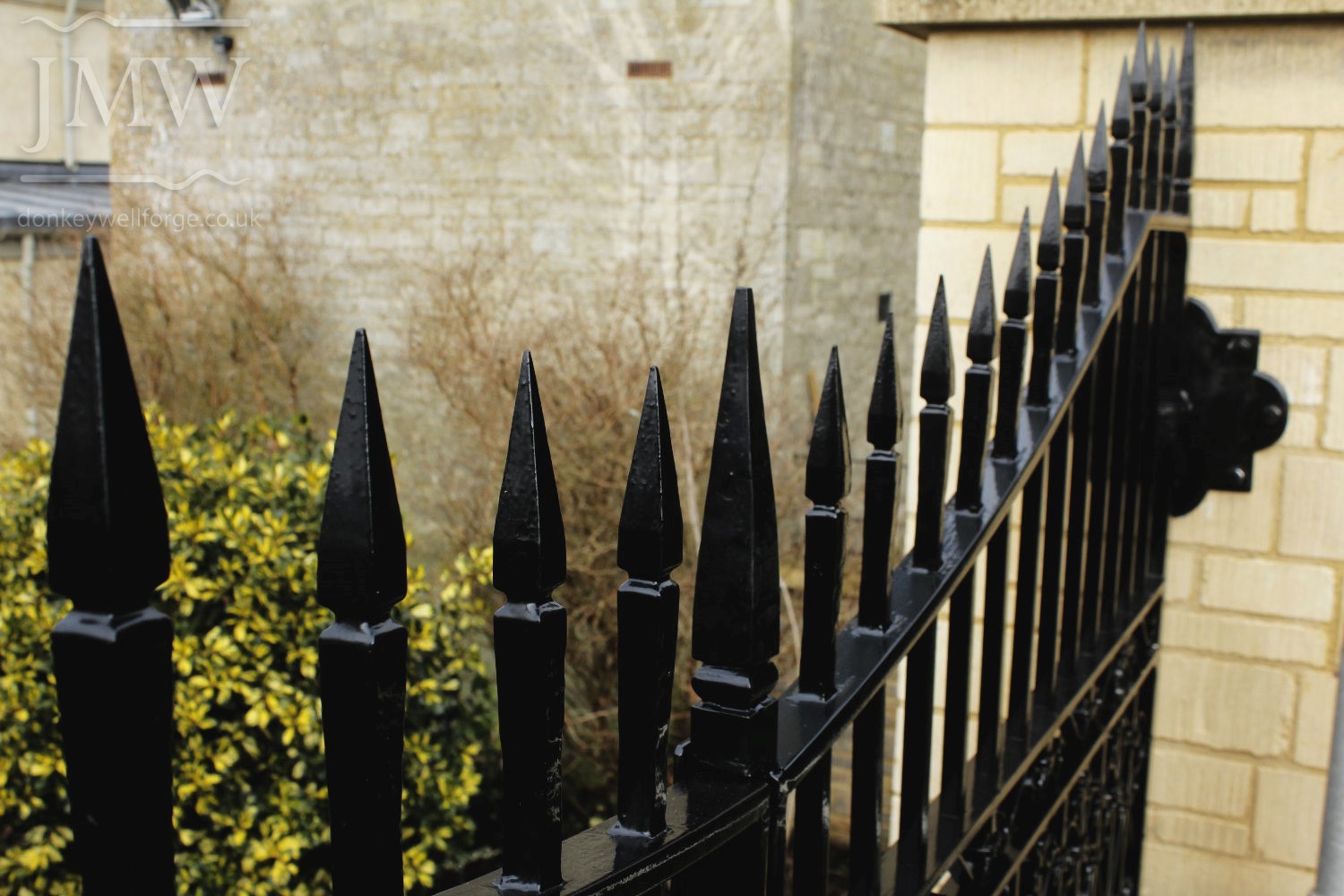 country-estate-garden-gates-scrolls-bespoke-ironwork-forge-blacksmith-cotswolds-top-spikes-donkeywell-forge