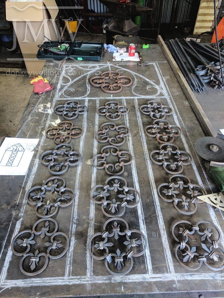 making-gothic-gate-bespoke-arch-iron-blacksmith-cotswolds