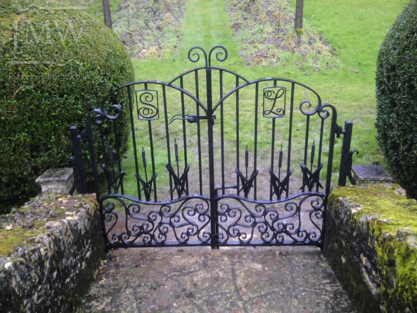 ornate-iron-gates-cotswolds-country-manor-reed-forged
