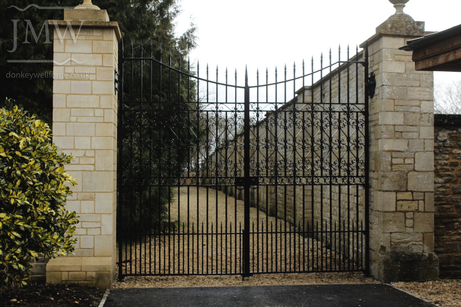 country-estate-garden-gates-scrolls-ironwork-donkeywell-forge-cotswolds