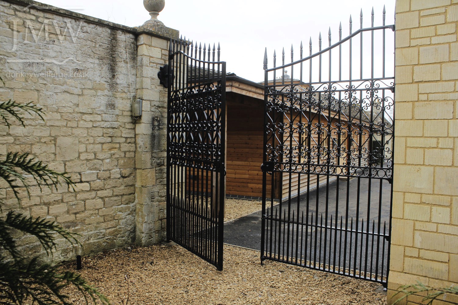 country-estate-garden-gates-scrolls-ironwork-donkeywell-forge-cotswolds-donkeywell-forge
