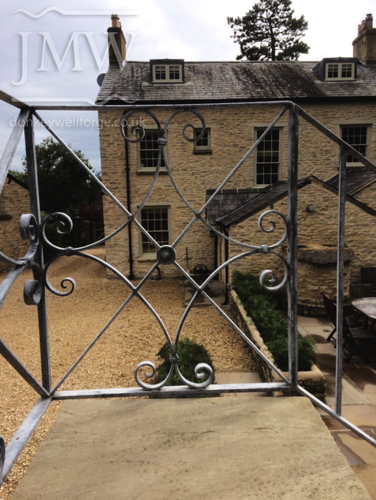 ornate-iron-stair-handrail-ornate-scrolls-cotswold