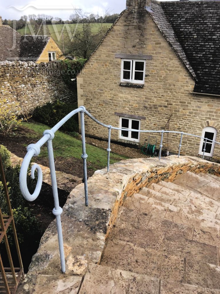 Curving-handrail-iron-bespoke-cotswolds-donkeywell-forge