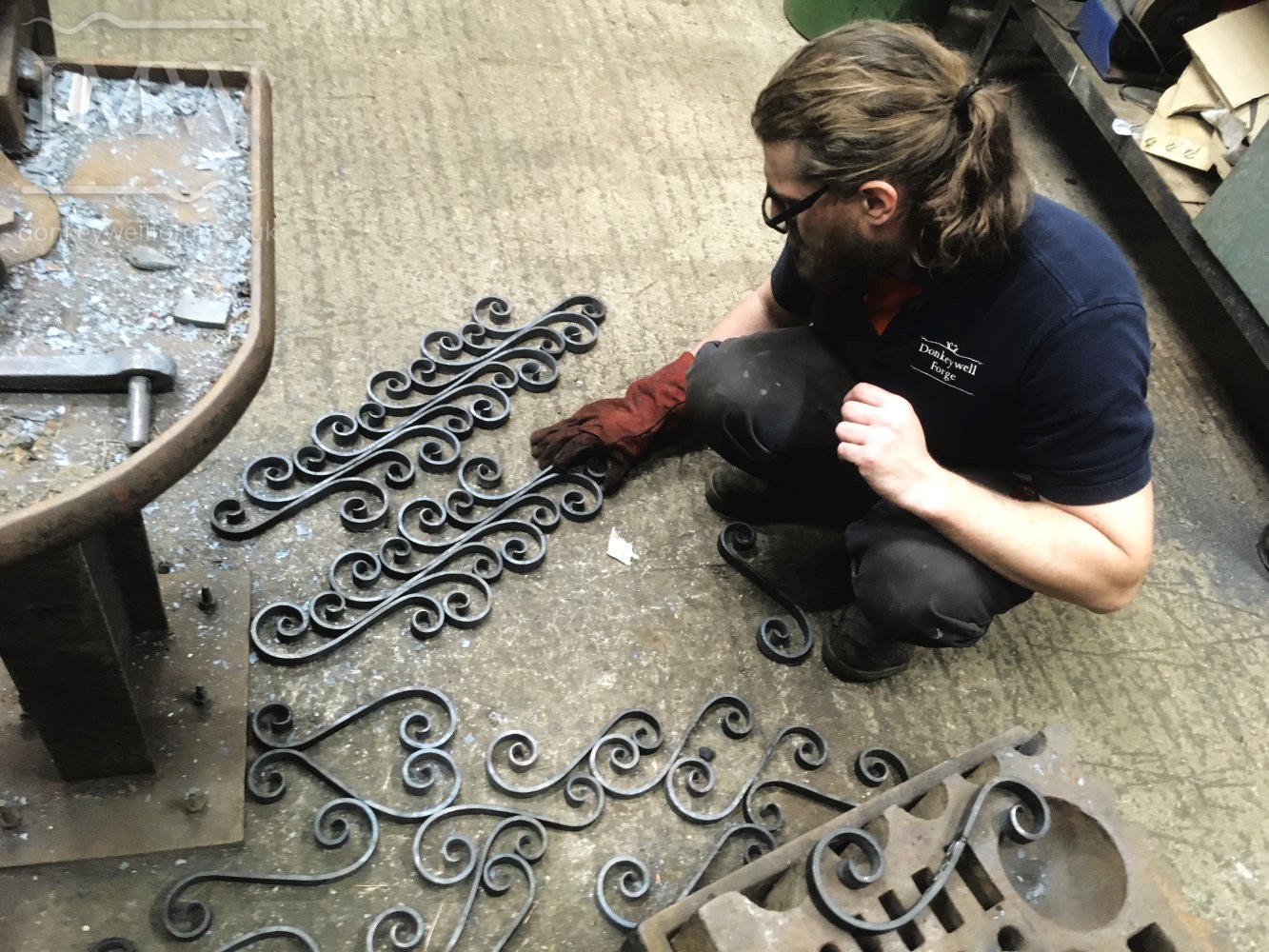 making-country-estate-garden-gates-scrolls-ironwork-forge-cotswolds