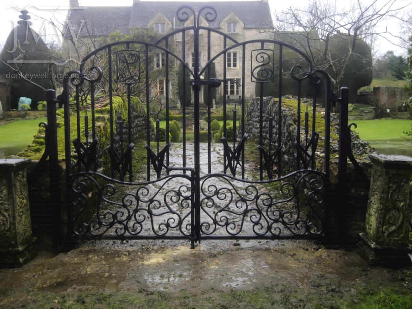 ornate-wrought-iron-gates-cotswolds-manor-forged