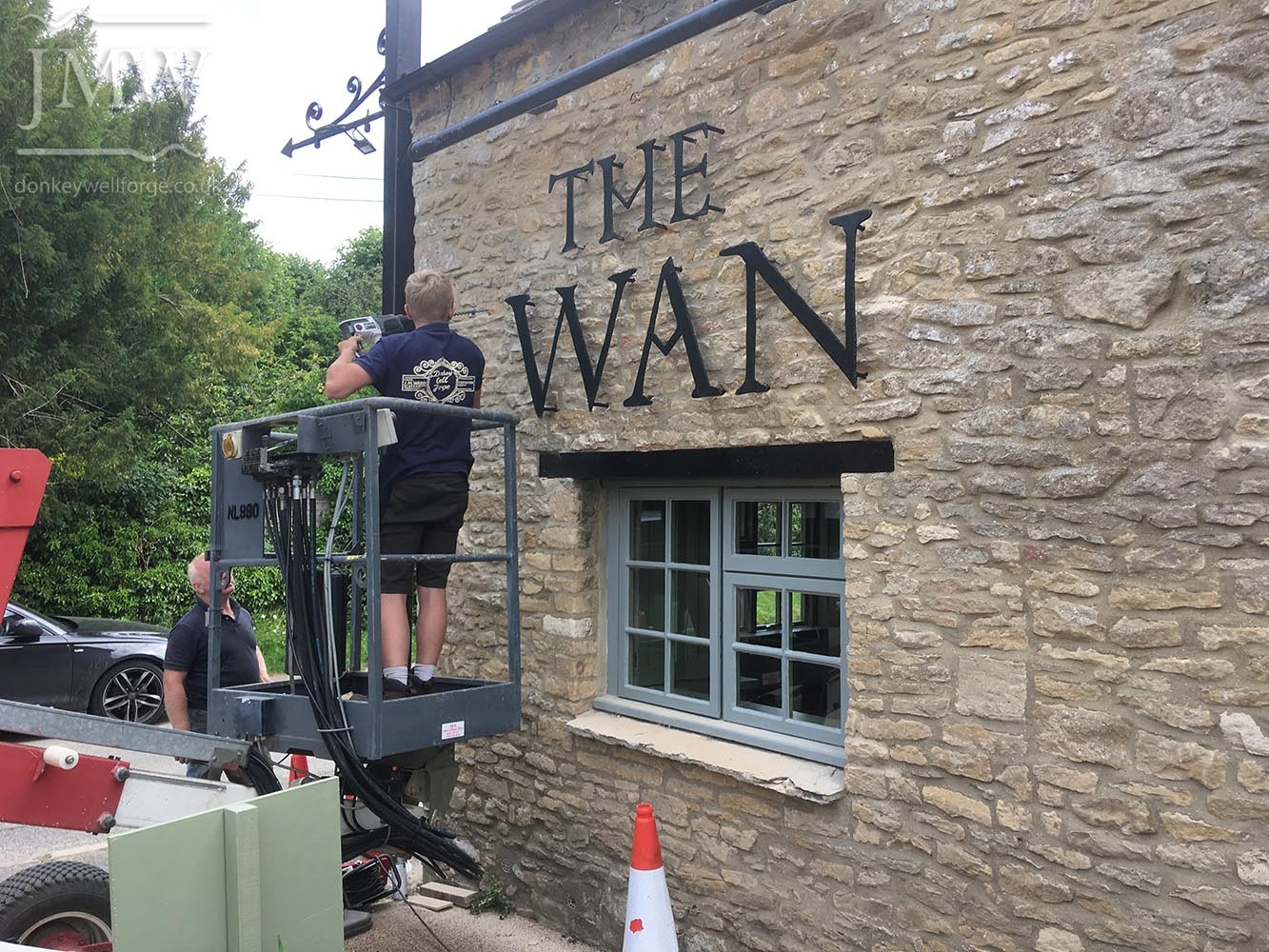 install-swan-signage-metalwork-cotswolds-pub