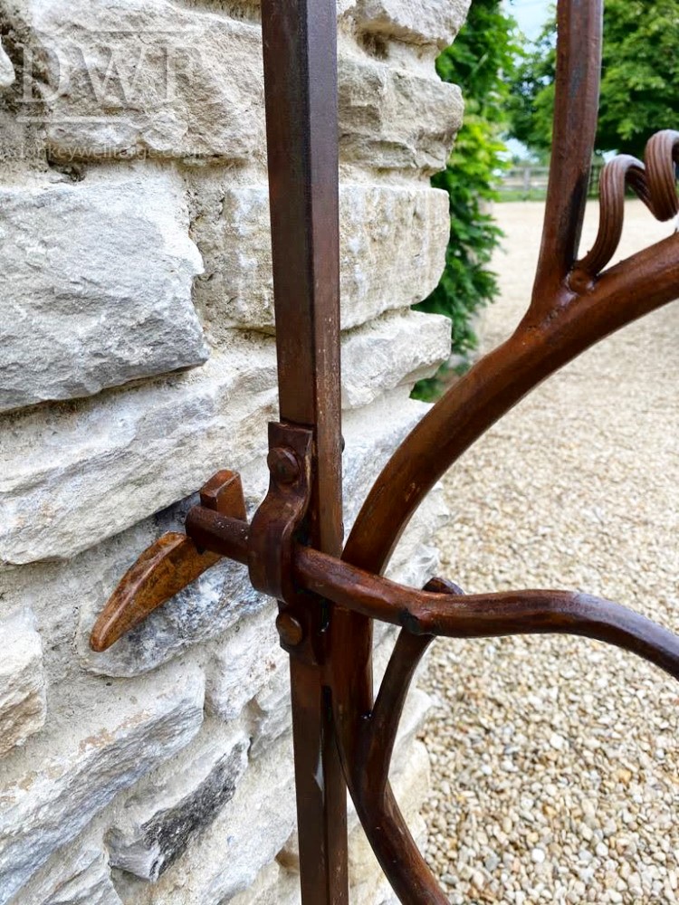 vine-leaf-gate-forged-artistic-latch-detail