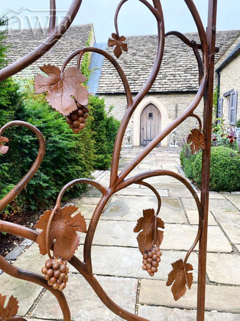 vine-leaf-gate-forged-artistic-ironwork-detail
