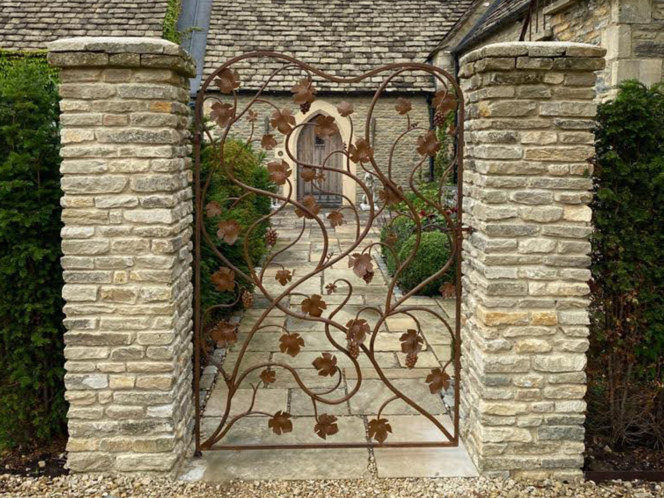 vine-leaf-gate-forged-artistic-ironwork-feature