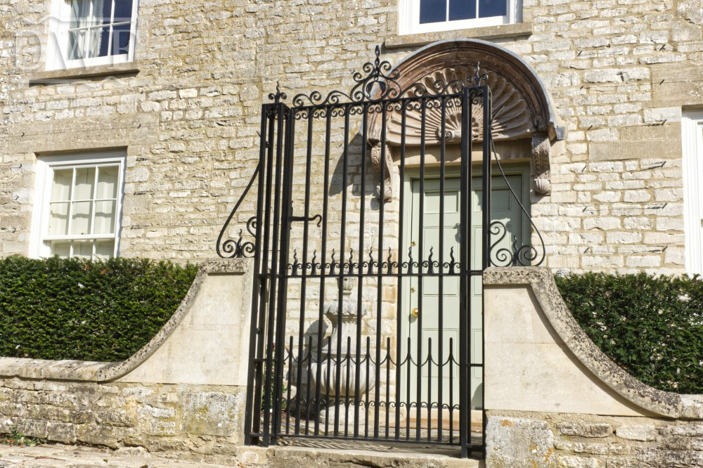 Forged Traditional Entrance Gate and Pilasters